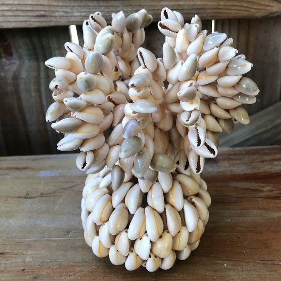 Vintage Mid Century Handmade Sea Shell Art Cowrie Shell Ruffled Edge 7" Vase - Picture 5 of 7